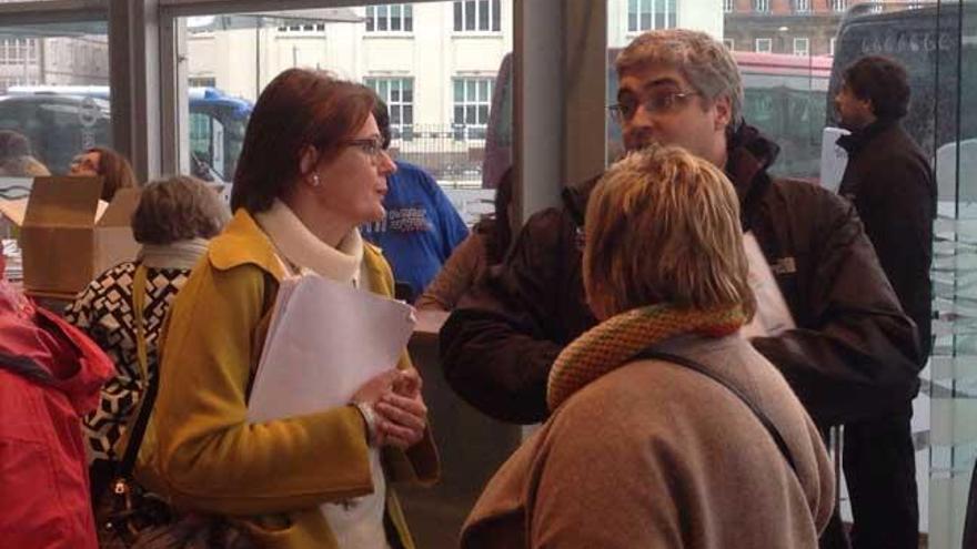 Carme Adan, Carlos Aymerich e Tereixa paz hoy en la asamblea. //X. T