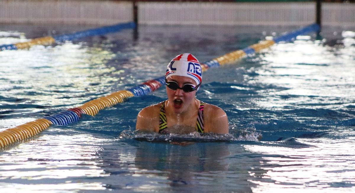 Una nadadora del club Navial, durante una competición.