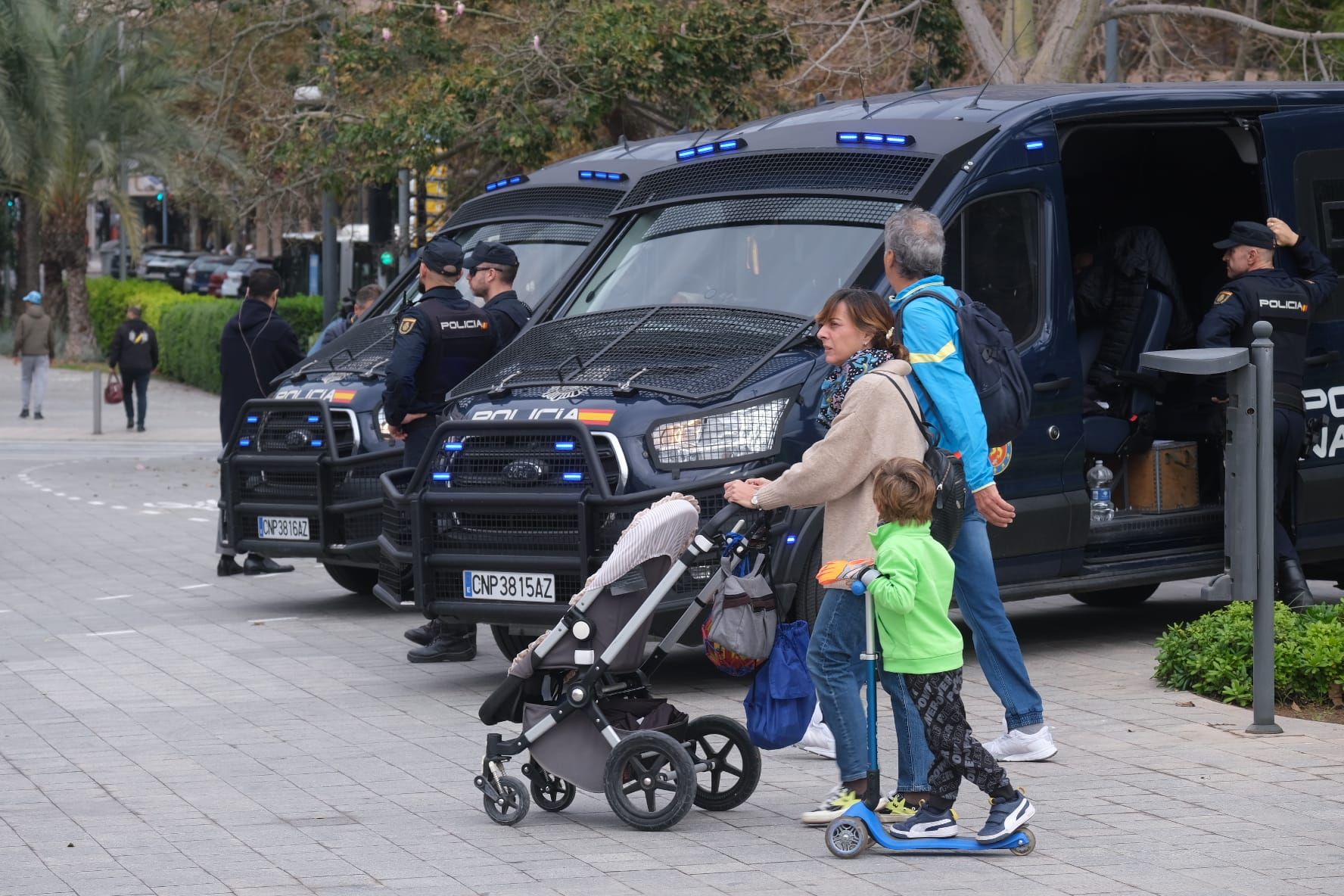 Gran presencia policial y decenas de curiosos en Casa Mediterráneo por la cumbre europea que se celebra en Alicante