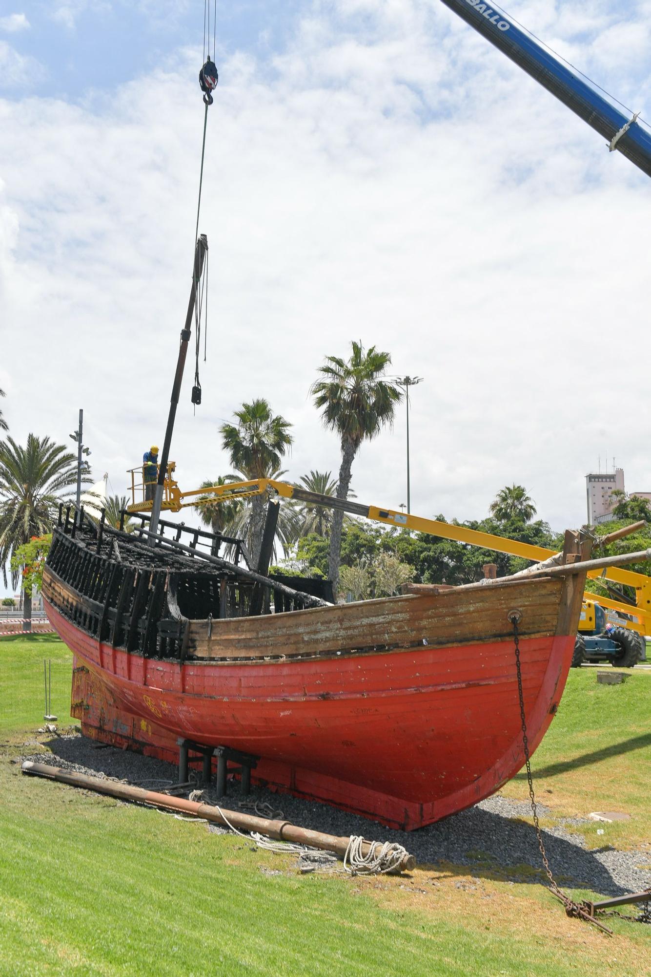 Arde la réplica de 'La Niña' en el Parque de Santa Catalina