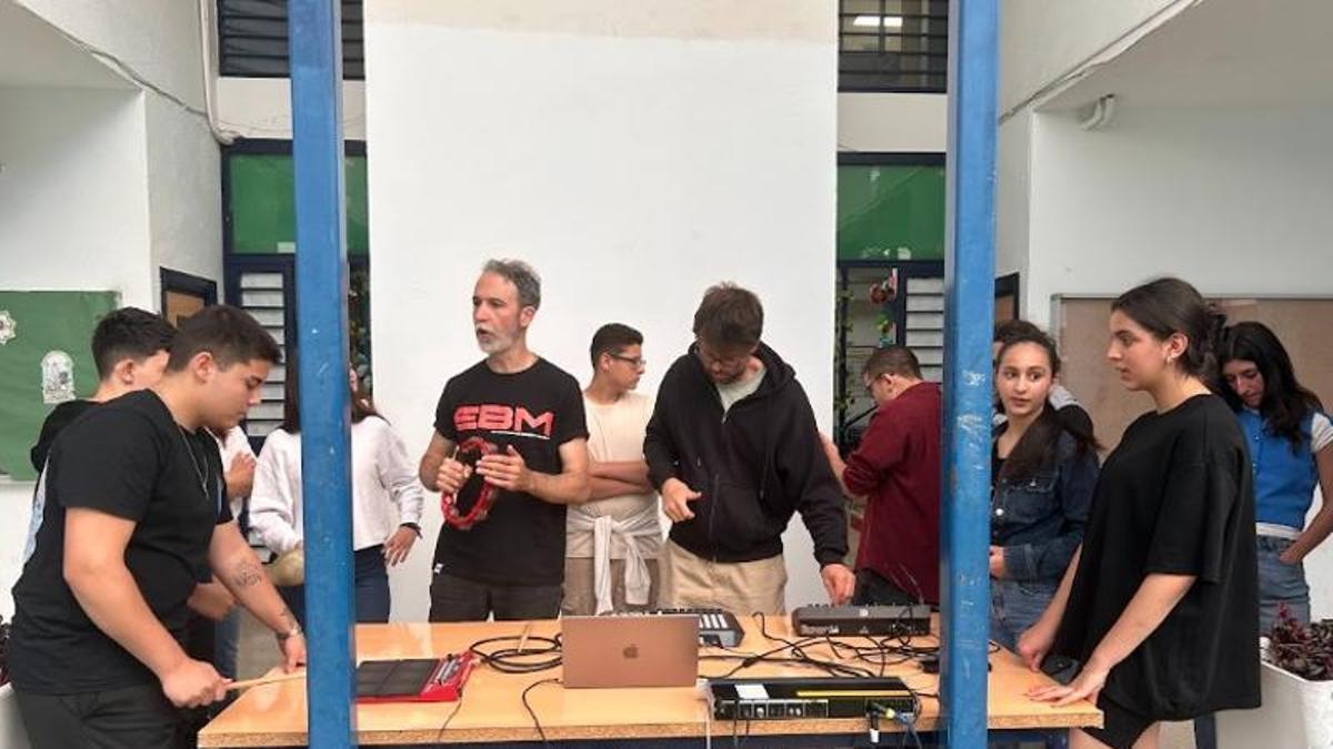 Alumnos del IES San Álvaro en el taller ‘Electrolab. Del ritmo a la canción'.