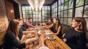 Els espanyols avancen l’hora de sopar: la meitat de les reserves als restaurants són abans de les nou del vespre