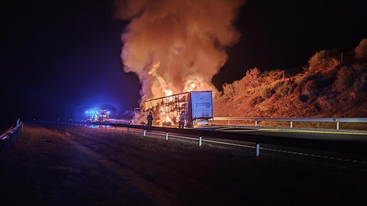 Un camión que transportaba motores arde en la A-52 y obliga a cortar la autovía sentido Vigo