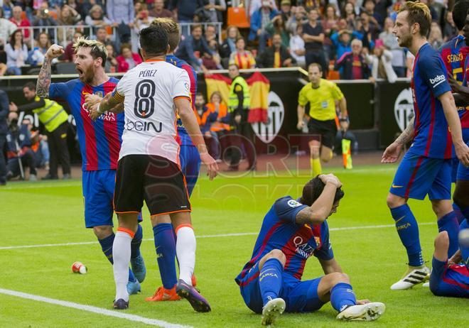 Las imágenes de la tangana entre el Valencia y el FC Barcelona