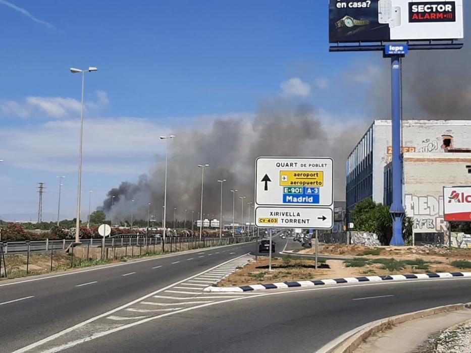 Un incendio en Aldaia es visible a varios kilómetros