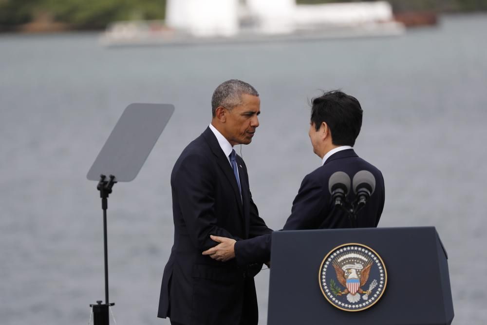 Obama y Shinzo Abe visitan Pearl Harbor