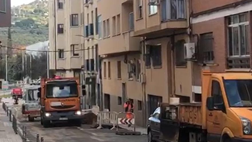 Camino Llano sigue cortada al tráfico tras el reventón pero ya tiene agua