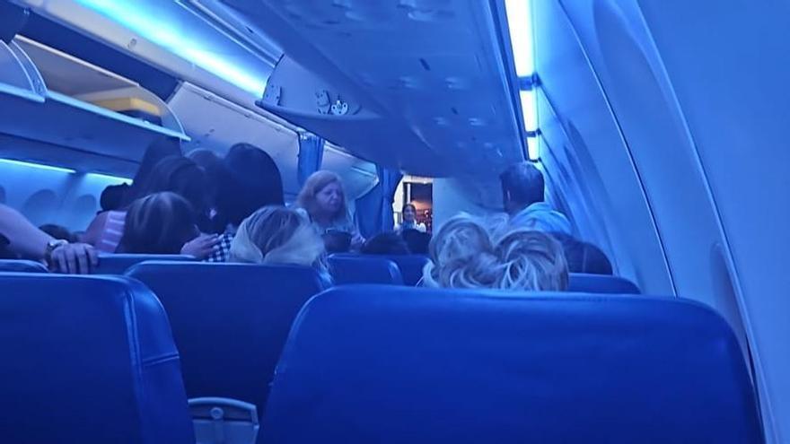 Denuncian a una pasajera por discutir por el calor con una azafata en un vuelo hacia Palma