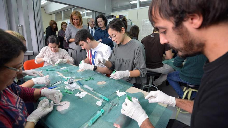 Estudiantes de Enfermería durante unas prácticas.