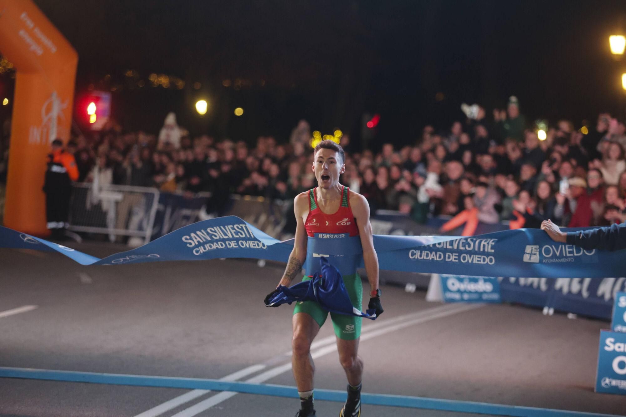 EN IMÁGENES: Alejandro Onís y Mariam Benkert saltan del segundo al primer puesto en la San Silvestre de Oviedo