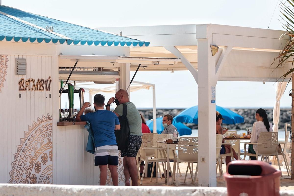 Uno de los ocho chiringuitos instalados en la playa de Las Teresitas.