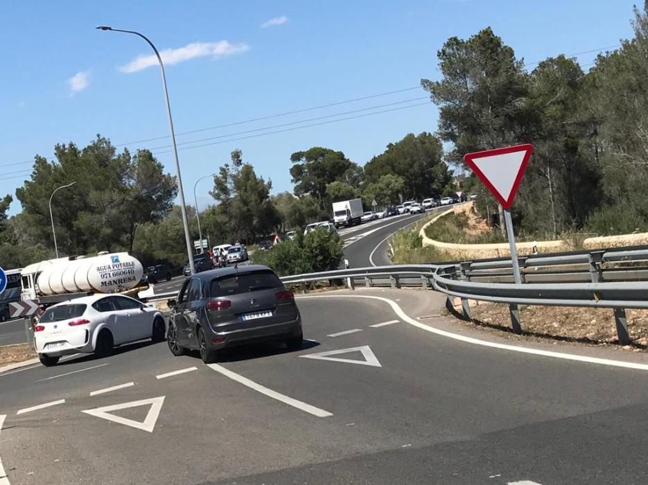 Un incendio en Son Verí obliga a cerrar la carretera de Cap Blanc