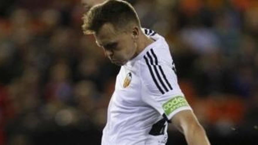 Cheryshev conduce el balón durante un partido con el Valencia CF, en la temporada 2015/16.  m.a. montesinos