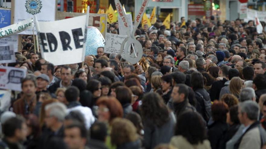 Miles de personas convocadas por sindicatos, asociaciones y plataformas educativas se manifiestan en defensa de la educación pública y contra los recortes presupuestarios.