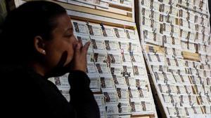 Un puesto de venta de Lotería de Navidad en la Puerta del Sol de Madrid.