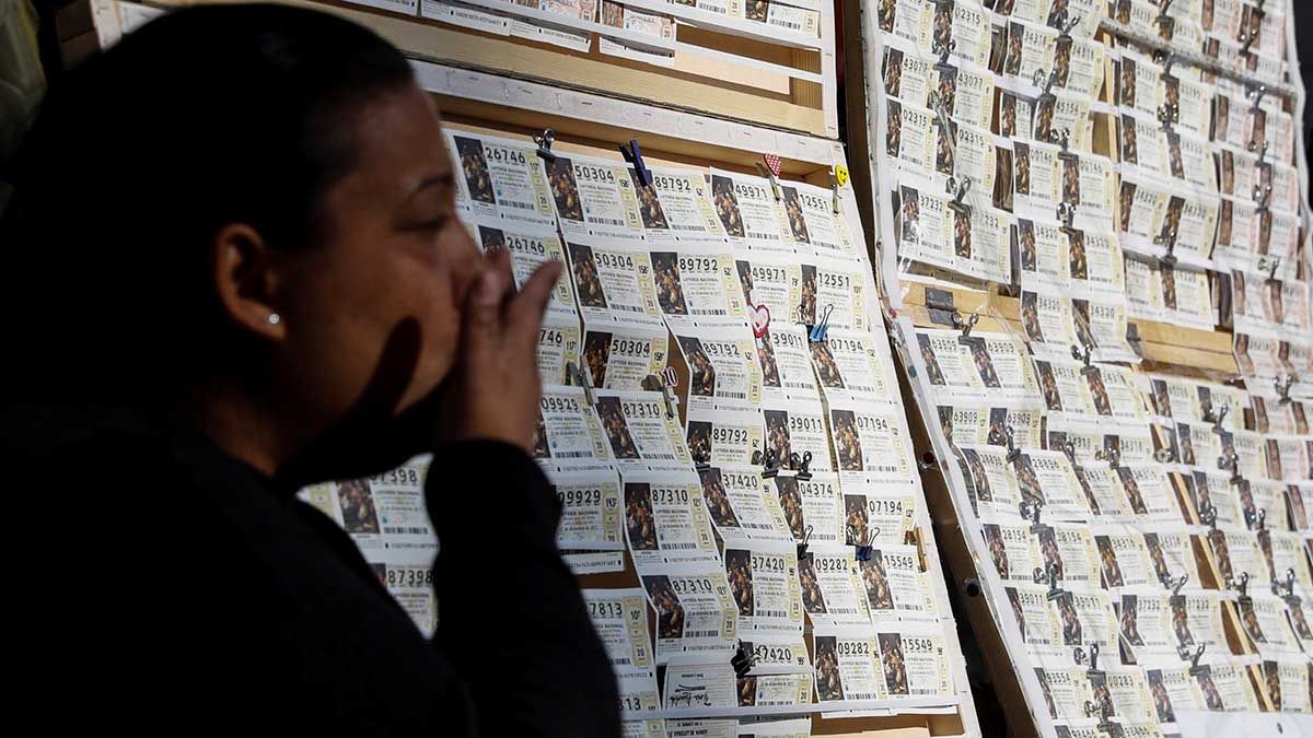 Un puesto de venta de Lotería de Navidad en la Puerta del Sol de Madrid