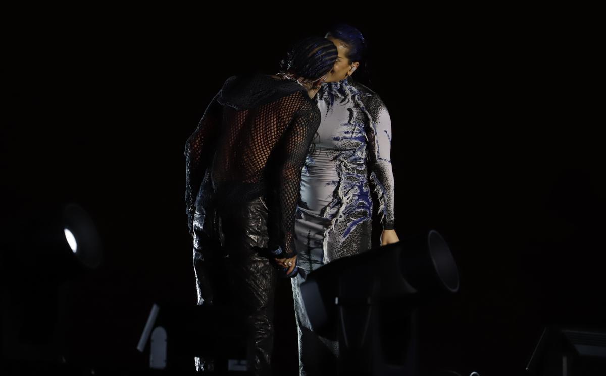 Rauw Alejandro y Rosalía cantan en el concierto de la gira ’Saturno World Tour’, en el estadio Hiram Bithorn de San Juan (Puerto Rico).