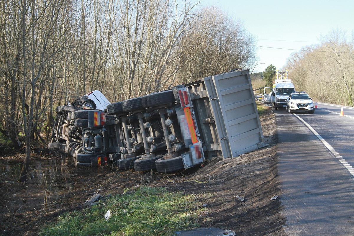 En la segunda colisión, el tráiler impactó contra la furgoneta del fallecido.