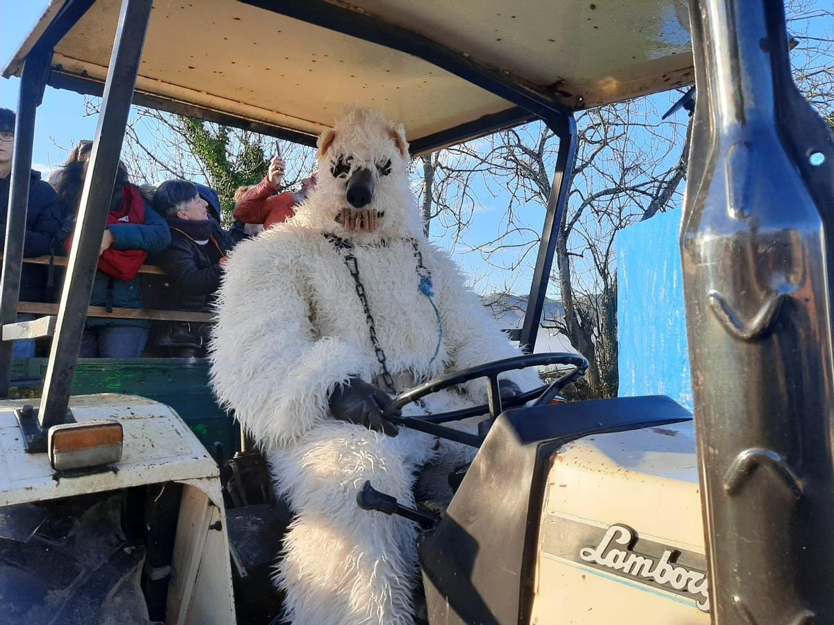 Los Aguilandeiros de San Xuan de Villapañada recorren los pueblos de Grado entre ceniza y bailes