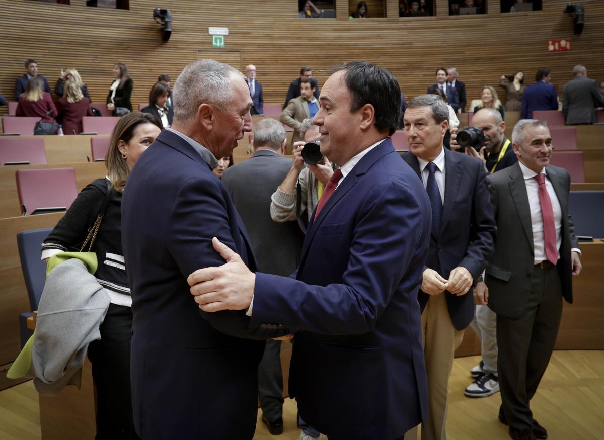 Baldoví saluda a Llorca tras haber sido elegido 'president' de la Generalitat en las Corts.