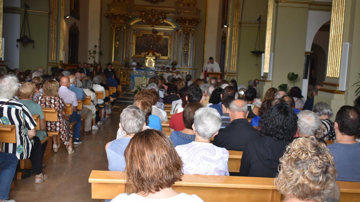 L&#039;església, plena de gom a gom en un moment de la missa