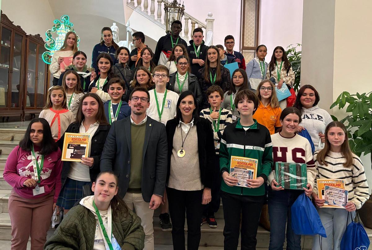 Participantes en la campaña junto al edil Vidal (Familia e Infancia) y la concejala España (Educación).