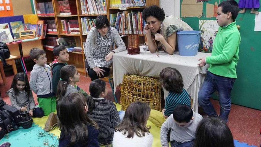 Fatiropina enseñó a los niños a extraer perfume. // Iñaki Osorio