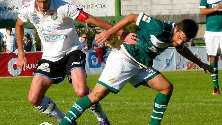 Borja Yebra, con la camiseta del Boiro, lucha por un balón con Pedro Vázquez, del Coruxo. // J.A.D.