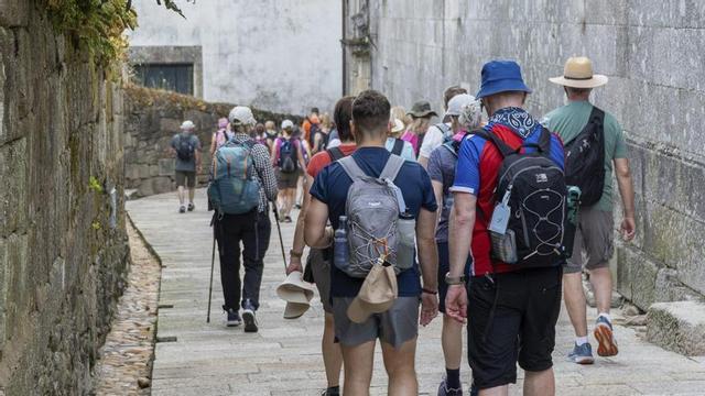 Peregrinos caminan por el casco histórico de Tui.