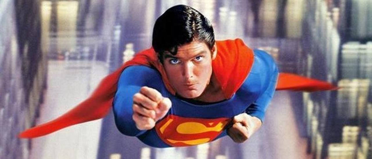 Ahora los niños confunden la capa de un Cristo con la de Superman.