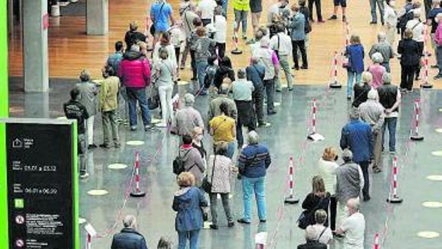 Colas para la vacunación en Barakaldo, Vizcaya. |   // E.P.