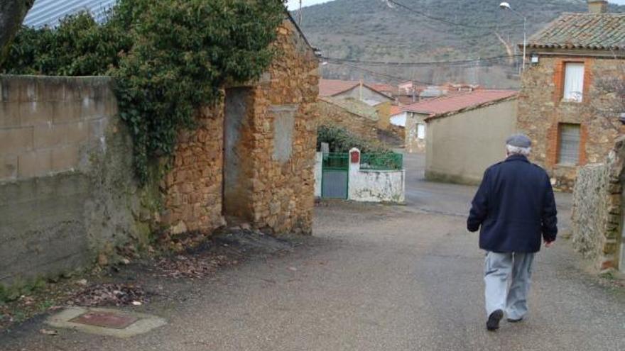 Un vecino de Otero de Bodas camina por las inmediaciones de la vieja fragua.