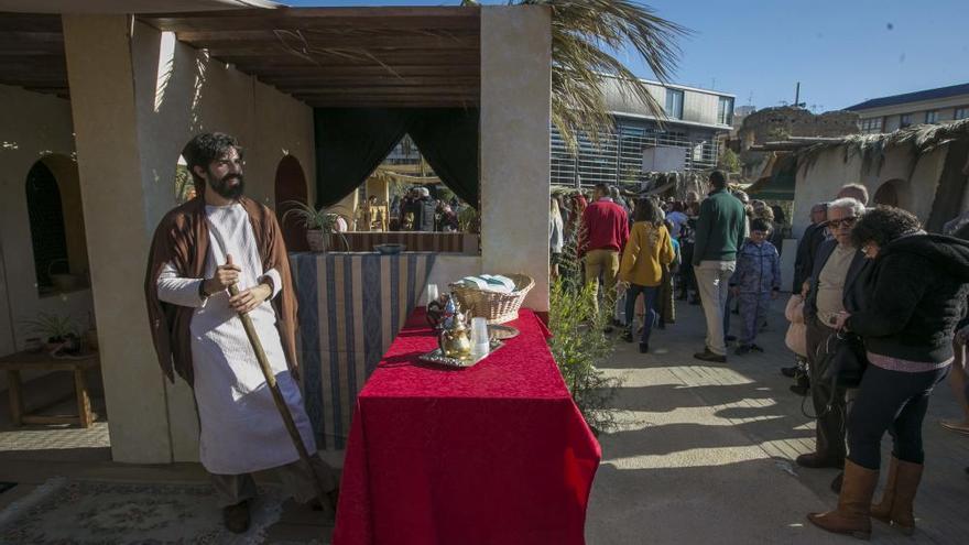 Cientos de ilicitanos visitan el Belén de Pobladores