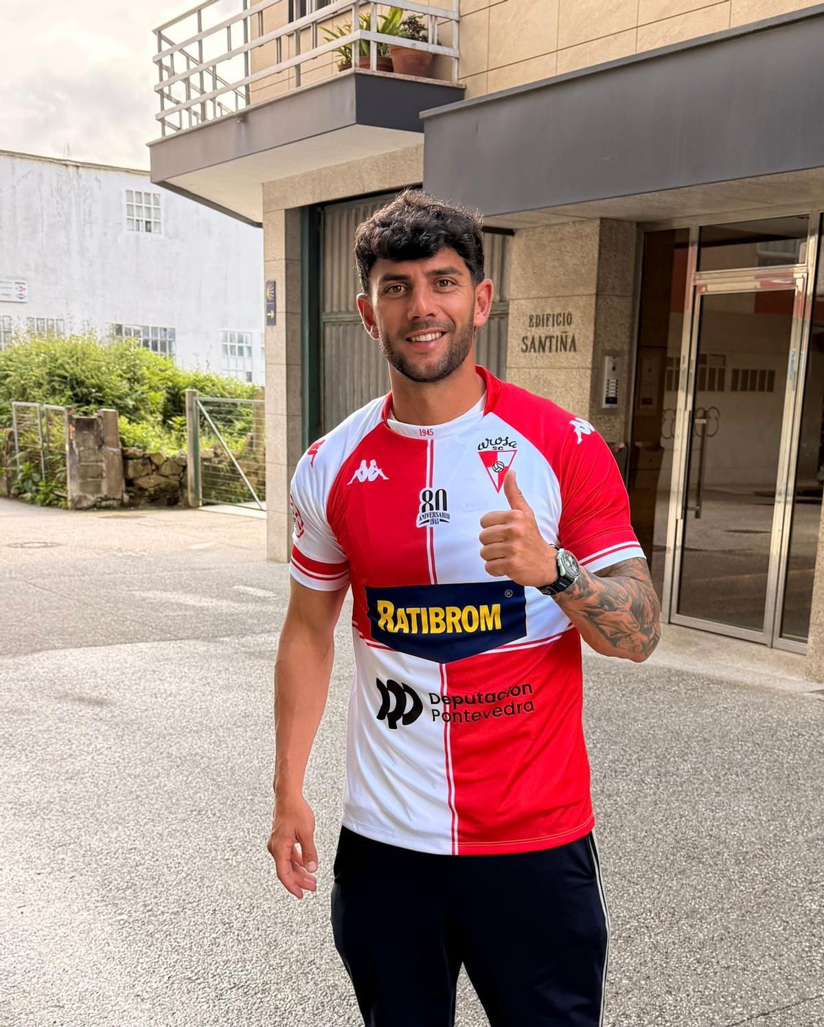 Pacheco con la camiseta del Arosa ayer.