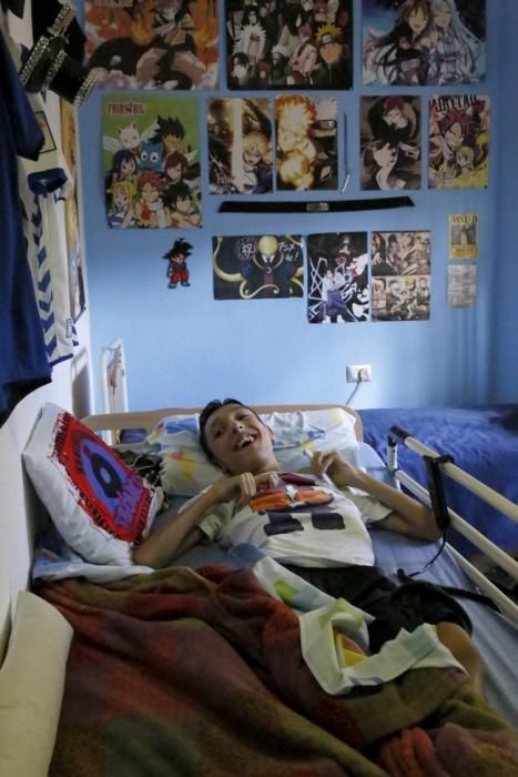 Delia Padrón  Brian Servando, un joven con parálisis cerebral que vive con dolores y sin poder moverse de la cama a la espera de ser operado