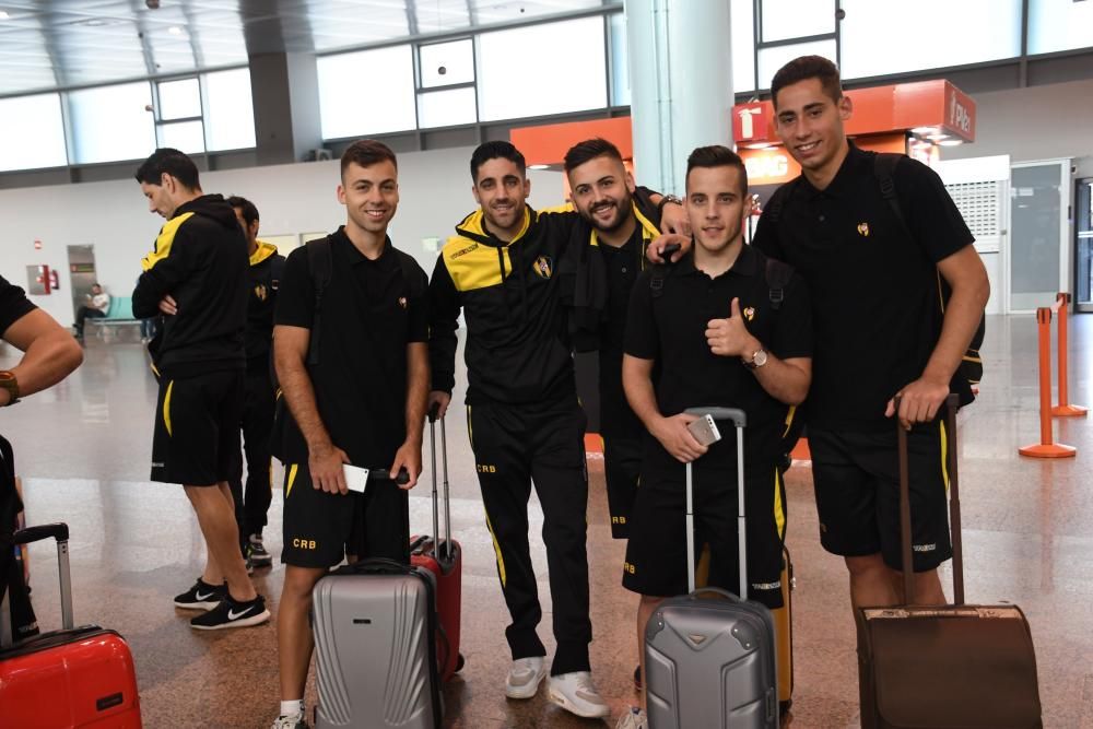 La expedición aurinegra partió al completo esta mañana desde el aeropuerto de Peinador y se hospedará en Figueres antes del partido de mañana a las 18.15 horas ante el Peralada.