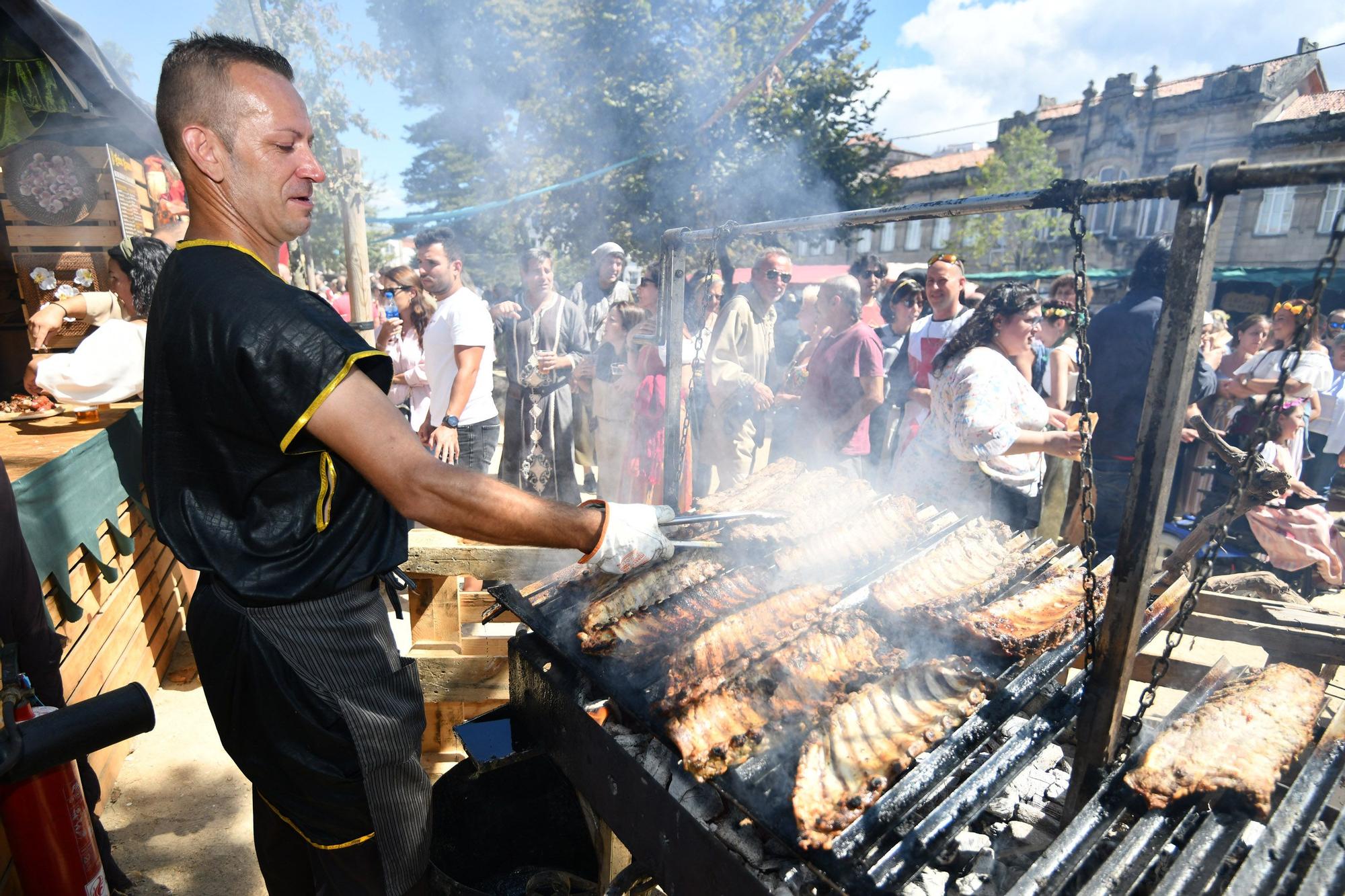 Cortesanos, bufones, damas y caballeros celebran el retorno de su señor: la Feira Franca anima Pontevedra