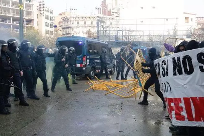 Els Mossos carreguen contra antifeixistes a Girona que protesten contra Vox