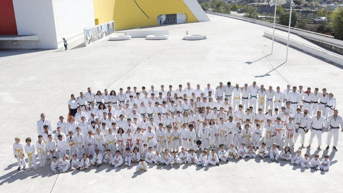 Foto de familia del Judo Club Aviléss en el Niemeyer