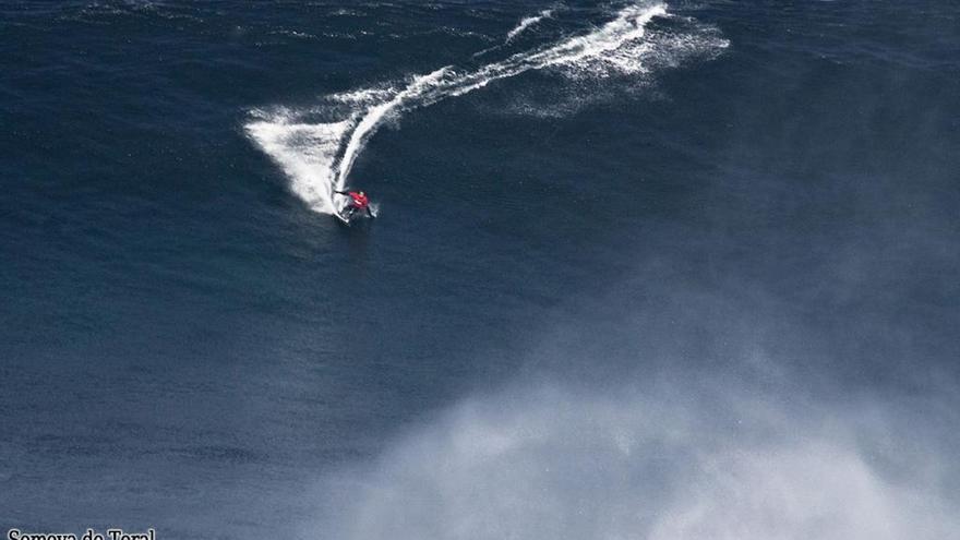 Munian ya surfeó en 2012 en el Faro de Lastres y el resultado fue espectacular