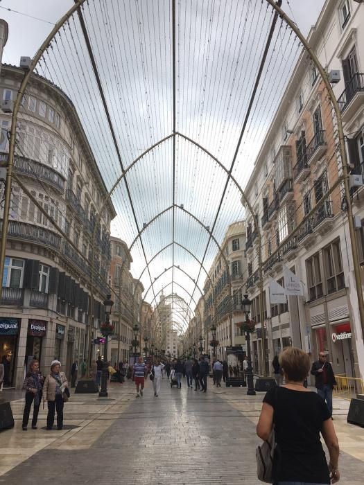 Así están quedando las luces de Navidad de la calle Larios.