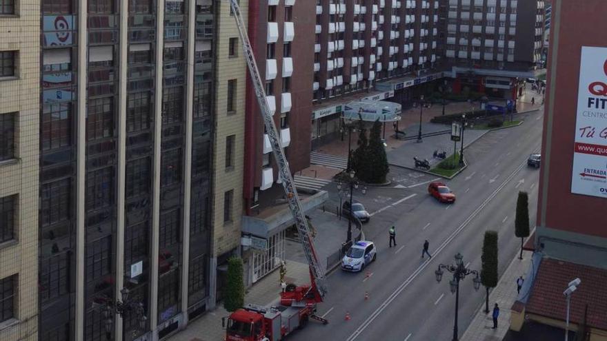 Revisan una fachada en General Elorza al caer varias losetas