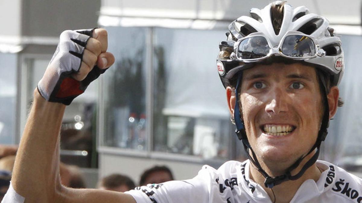 Andy Schleck celebra su victoria en la octava etapa del Tour