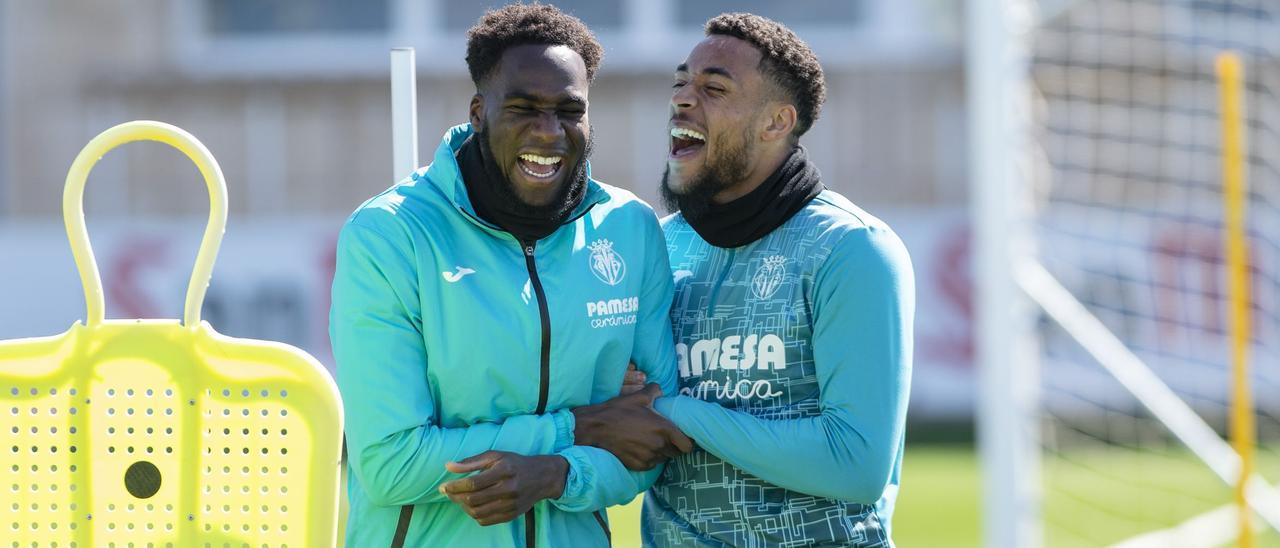 Dos mundialistas sonrientes como Boulaye Dia (i) y Arnaut Danjuma (d), con Senegal y Países Bajos respectivamente, en la sesión de este viernes del Villarreal.