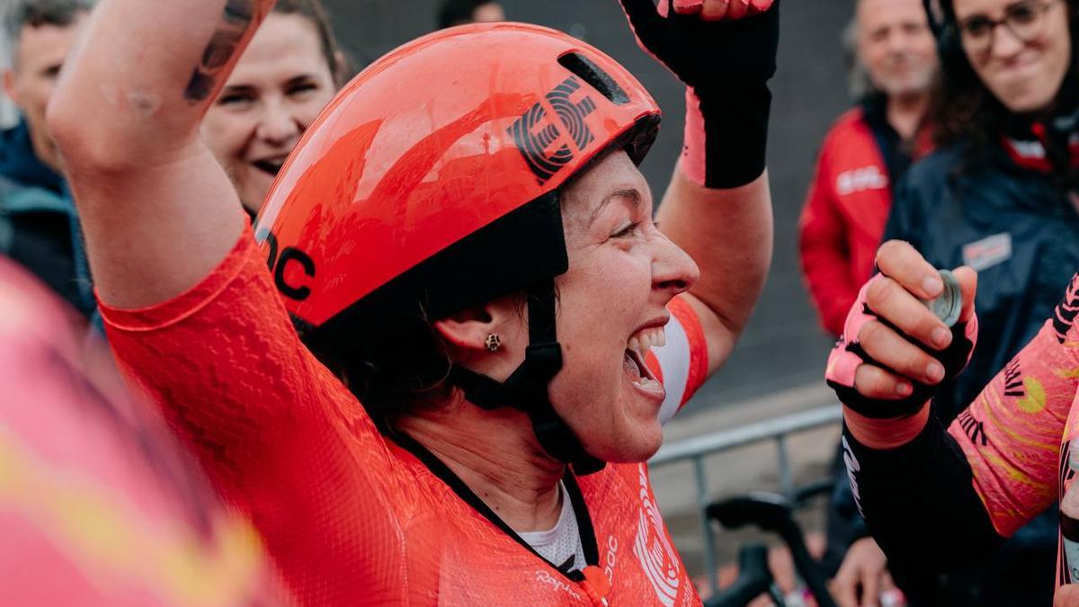 Alison Jackson celebra la victoria en la Vuelta, en la localidad castellonense de Moncofa.