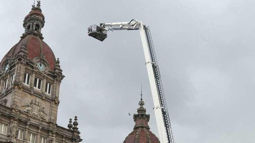 Los bomberos disponen de un nuevo brazo extensible de 45 metros para mejorar los rescates