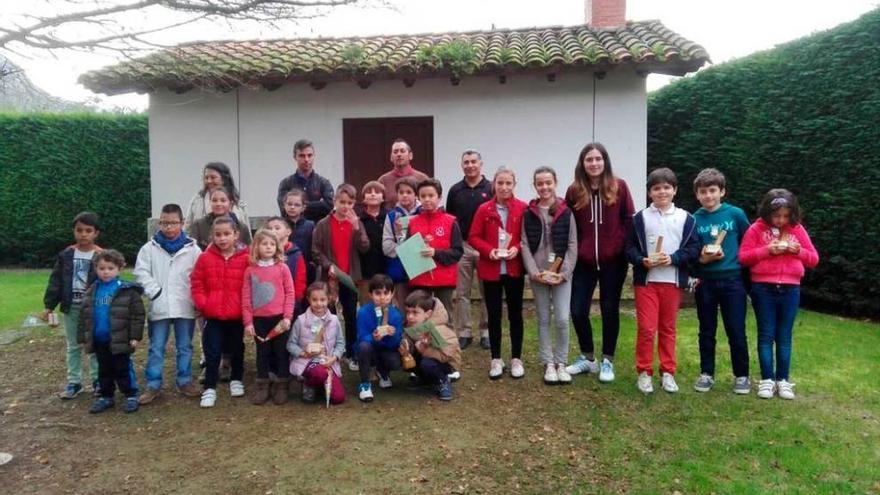 golf en Llanes. Sergio Díaz, Blanca Bueno, Alberto Millanes, Lucía Fernández y Juan Mikel González ganaron el torneo de la Escuela infantil.