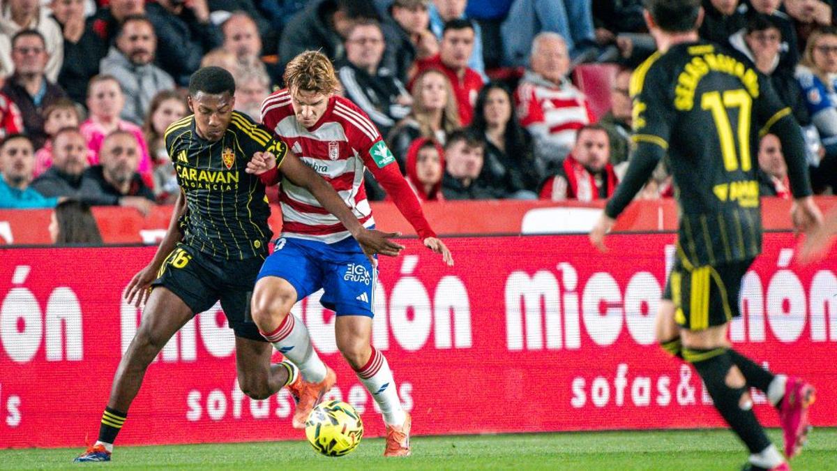 Ale Gomes controla el balón ante la presión del jugador del Granada Jorge Pascual.