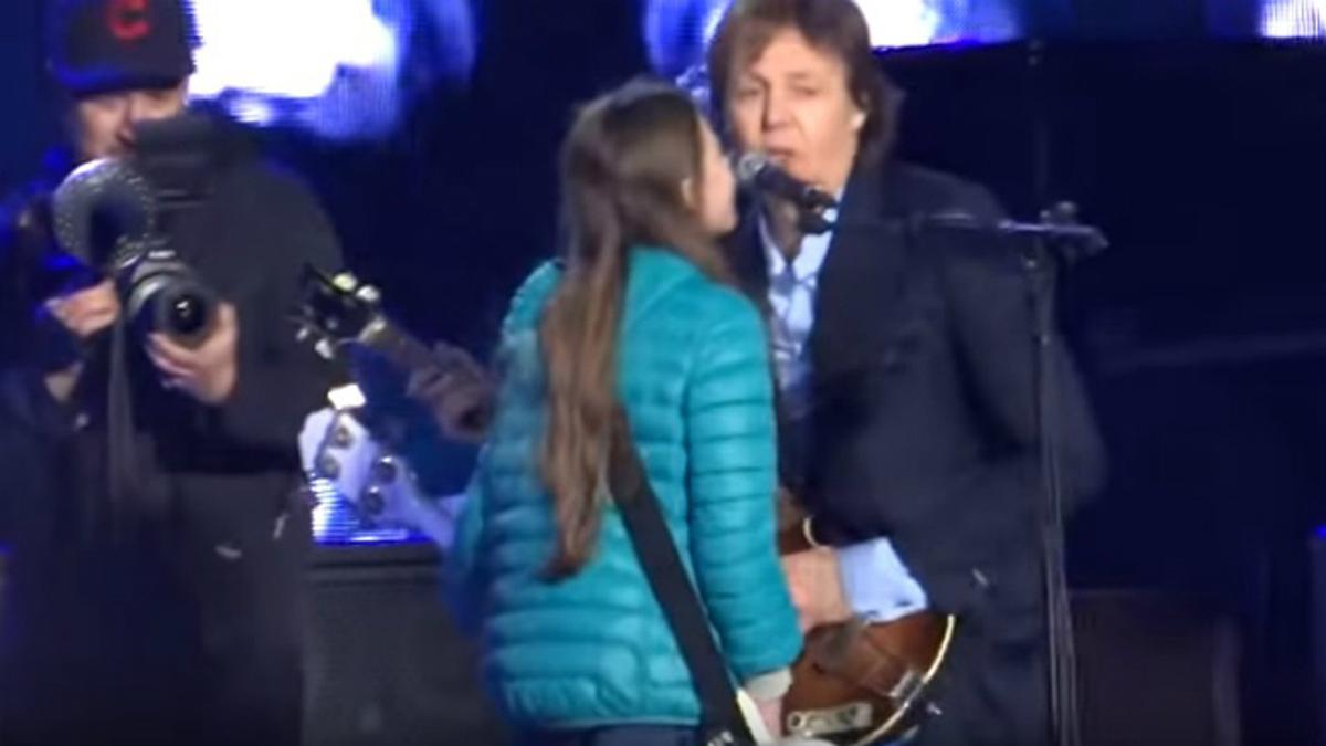 McCartney interpreta 'Get back' con una niña de 10 años en un concierto en Argentina