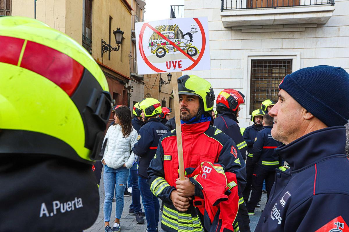 Protesta de los bomberos ante el pleno del Consell contra la Unidad ...